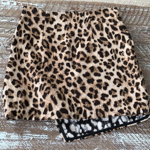 H&M Leopard Print Asymmetrical Zipper Skirt - Picture 4 of 5